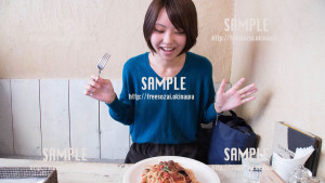 【Cinnamon Cafe】パスタを食べようとしている美少女 写真素材