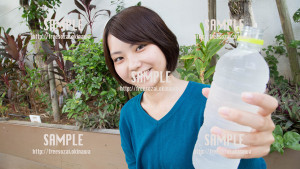 【パレット久茂地】「水飲む？」と声をかける美少女 写真素材