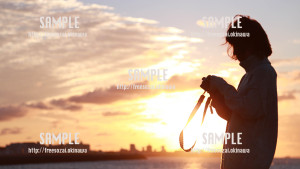 【トロピカルビーチ】夕日とカメラ女子 写真素材
