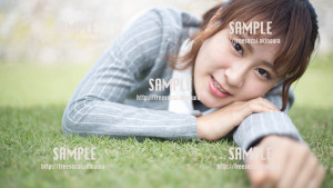 【中城城跡】芝生でゴロゴロする美少女 写真素材
