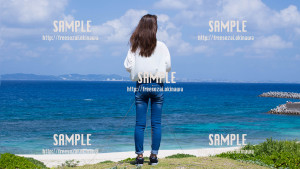 【久高島】青い海と女性 写真素材